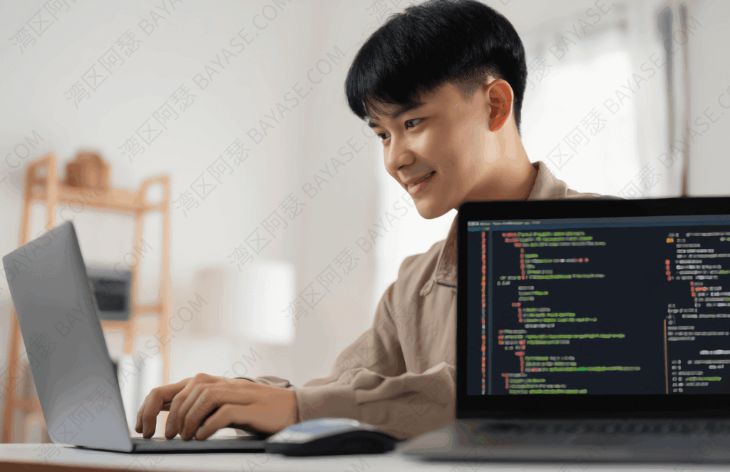 程序员面对着电脑敲代码